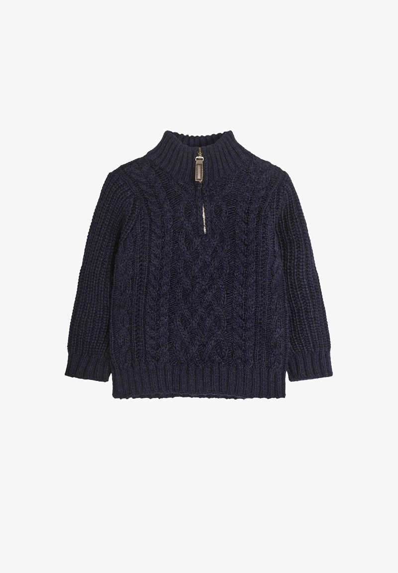 Granatowy, dziany sweter z wysokim kołnierzem, z zamkiem błyskawicznym do połowy długości i skomplikowanymi wzorami warkoczowymi na całej powierzchni. Żebrowany dół i mankiety.