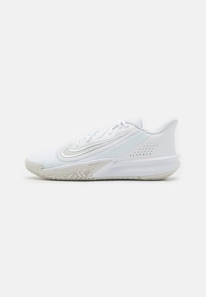 Chaussure de sport basse blanche avec semelle texturée, fermeture à lacets à l'avant, et un discret design swoosh argenté sur le côté.
