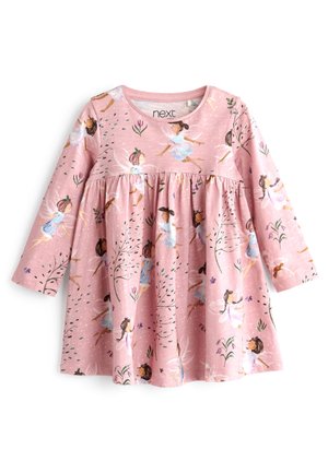 Rosa Langarmkleid aus weichem Material, mit einem ausgestellten Rock, der Feenillustrationen, floralen Akzenten und einem runden Ausschnitt zeigt.