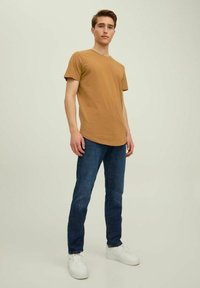 Jack & Jones JJENOA TEE CREW NECK - Pamata T-krekls - rubber