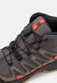 xa pro v8 mid unisex