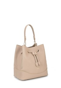 Beige lederen emmerzak met een gestructureerde afwerking, verstelbare trekkoordsluiting en korte schouderriem. Heeft gouden hardware-accenten.