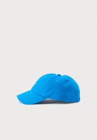 Blå bomull baseballcaps med buet skjerm, seks paneler og ventilasjonsøyler. Har justerbar stropp bak for tilpasning.