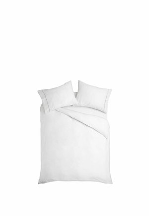 Weißes Bett mit zwei Kissen und einer leicht zurückgefalteten Decke, von oben auf einem schlichten weißen Hintergrund gezeigt.
