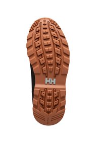 Suela de zapato negra con un diseño robusto, que presenta surcos profundos y un color naranja claro. El logo de la marca es visible en color plateado.