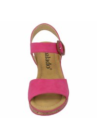 Roze leren sandaal met een brede voorkantband en een verstelbare enkelband. Voorzien van een bruine gesp en een beige gevoerde binnenzool.