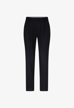 Zwarte broek van gladde stof, met een getailleerde pasvorm, voorplooien en een knoopsluiting met een enkele riemlus.