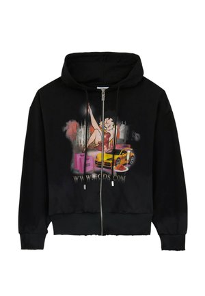 Felpa nera con cerniera con grafica di una donna in abito rosso, auto sportiva gialla, scatole rosa e un piatto di spaghetti con un URL del sito web sotto.