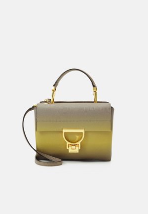 Strukturierte Handtasche aus gradientem olivgrünem und grauem Leder, mit einem goldfarbenen Metallverschluss, einem kurzen Tragegriff und einem abnehmbaren Schulterriemen.