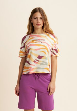 T-shirt multicolore a maniche corte con motivi astratti a onde in giallo, rosa e grigio. Abbinato a pantaloni corti viola con coulisse.
