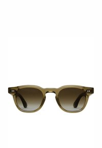 Ochelari de soare verde măsliniu cu ramă rectangulară, lentile de culoare maro cu gradient și accente distincte pe brațe. Textură fină, design modern.