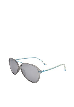 Occhiali da sole stile aviator con lenti grigie, montatura frontale grigia e sottili aste in metallo azzurro chiaro.