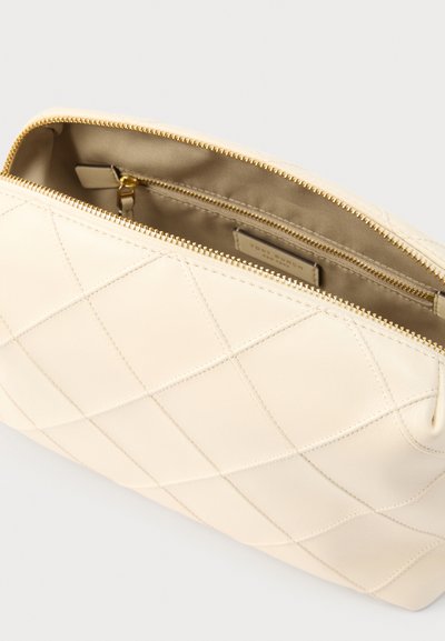 Κρεμ δερμάτινο πουγκί με ραμμένη επένδυση, χρυστό φερμουάρ, ανοιχτό πάνω μέρος και εσωτερική τσέπη με φερμουάρ και υφασμάτινη επένδυση.