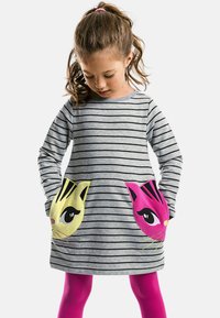Grau gestreiftes Kleid mit langen Ärmeln, ausgestattet mit Katzenkopf-Taschen in Gelb und Pink; kombiniert mit pinken Leggings. Weicher Stofftextil.