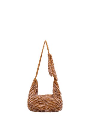 Pequeño bolso con tela naranja texturizada cubierta de cuentas redondas similares a perlas y una correa estrecha para el hombro.
