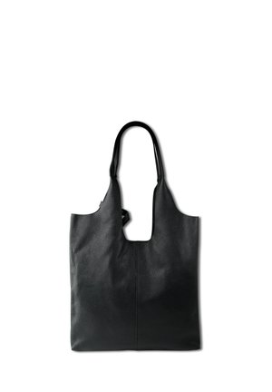 Zwarte leren totebag met een getextureerd oppervlak, open bovenkant en twee schouderbanden. Heeft een verlengde uitsparing als handvat.