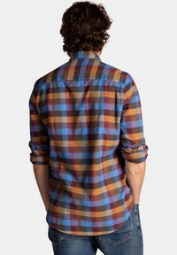 Heren geruite overhemd met een mix van blauw, oranje en bordeauxrood, voorzien van een knoopsluiting kraag en opgerolde mouwen. Van katoen met een gestructureerde afwerking.