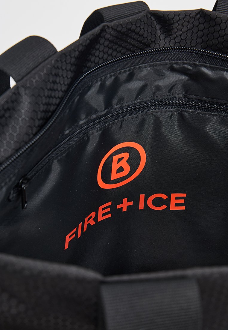 Schwarzer Rucksack innen mit hexagonalem Muster, ausgestattet mit einem orangefarbenen Logo mit "B" und dem Text "FIRE+ICE". Das Material wirkt strapazierfähig und glatt.