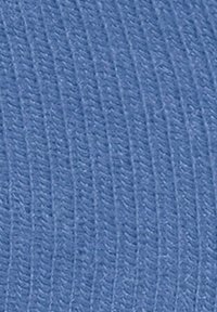 Tessuto in maglia azzurro chiaro con un motivo testurizzato a coste; superficie liscia e colore uniforme in tutto il tessuto.