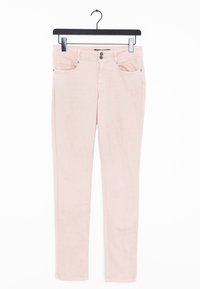 Pantalones de mezclilla rosa claro con ajuste slim, con bolsillos frontales, cierres de botón de metal y detalles de costura mínimos visibles.