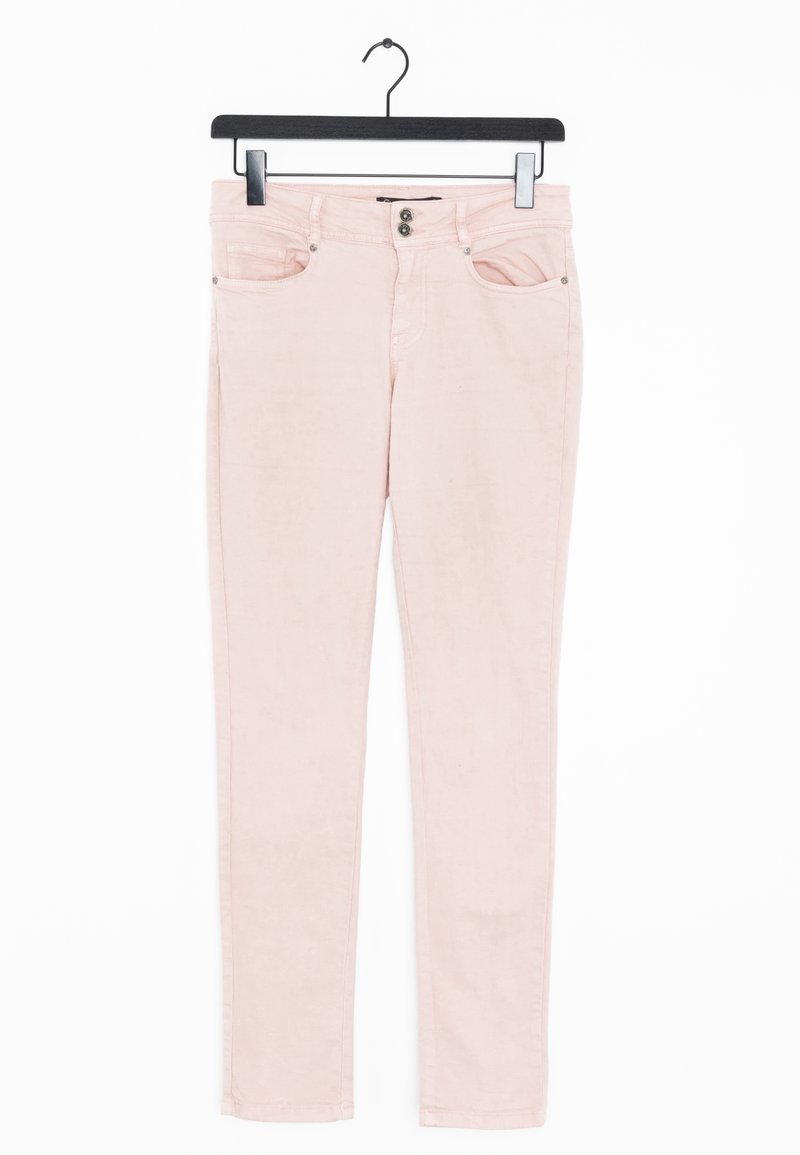 Pantalones de mezclilla rosa claro con ajuste slim, con bolsillos frontales, cierres de botón de metal y detalles de costura mínimos visibles.