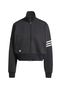 Giacca nera cropped con zip e colletto alto, due tasche frontali, logo Adidas vicino all'orlo e tre strisce bianche sulla manica destra.