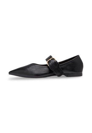 Chaussure plate noire pointue avec une large bride réglable et une boucle dorée sur fond blanc uni.