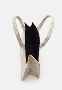 Textuur tote bag in licht zilver met twee handgrepen, met een brede opening en een gladde zwarte binnenkant.