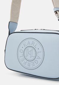 KARL LAGERFELD CIRCLE CAMERABAG PERFORATED - Taška s příčným popruhem - arctic blue