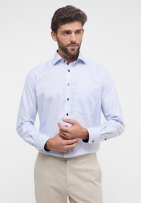 Lichtblauw button-up shirt in een geruit patroon, met een borstzak en marineblauwe knopen op de sluiting en manchetten.