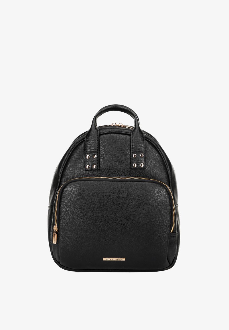 Sac à dos en cuir noir avec une surface texturée, forme arrondie, doubles poignées supérieures et une poche avant zippée avec des accents en métal doré.