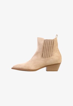 Beige suède enkellaarzen met een spits toelopende neus, elastische zijpanelen, een treklus aan de hiel en een lage gestapelde blokhak.