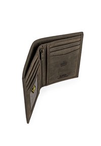 Cartera de cuero marrón con múltiples ranuras para tarjetas, un compartimento con cremallera, un acabado texturizado, un logotipo sutil y un diseño plegable.