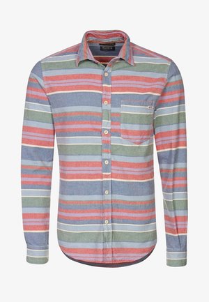 Camisa de manga larga con botones en tela suave, con rayas horizontales en azul, verde, rojo y blanco. Incluye un bolsillo en el pecho.