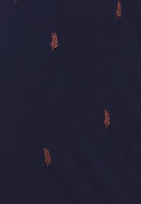 Námořnická bavlněná látka s rozptýlenými vyšívanými oranžovými listovými motivy. Hladká textura, ležérní design, vhodná pro různé příležitosti.