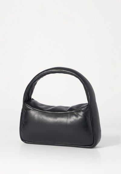 Μαύρη δερμάτινη τσάντα με στρογγυλή λαβή, μαλακή υφή και ορθογώνιο σχήμα. Διαθέτει λεία επιφάνεια και διακριτές ραφές.