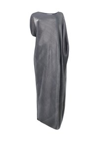Vestido gris metálico de longitud media con una silueta suelta y drapeada, escote barco amplio y tela suave y texturizada.