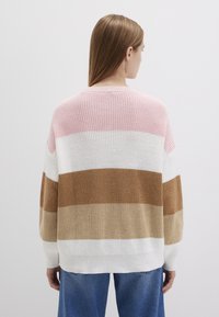 Strickpullover mit horizontalen Streifen in Pink, Weiß, Beige und Braun. Oversized-Passform mit gerippten Bündchen und Saum, strukturierter Stoff.