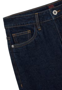 Jeans de mezclilla azul oscuro con costuras naranjas en contraste, que cuentan con un bolsillo frontal, cierre de botón metálico y una tela texturizada.