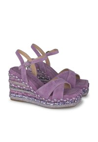 Paarse suede wedge sandaal met een gevlochten espadrille ontwerp, voorzien van een enkelbandje en decoratieve kralen langs de zool.