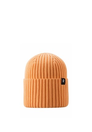 Pomarańczowa prążkowana dzianinowa czapka z odwiniętym mankietem i małą czarną metką z białą stylizowaną literą "R" na mankiecie.