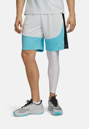 Sportieve korte broek in lichtgrijs met een blauw onderste paneel, gecombineerd met een witte compressiebroek en grijze sportschoenen met blauwe accenten.