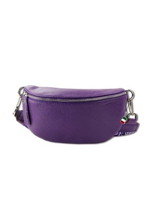 Sac banane en cuir violet avec fermeture éclair argentée et sangle réglable, orné d'un petit pendentif drapeau italien sur fond blanc.