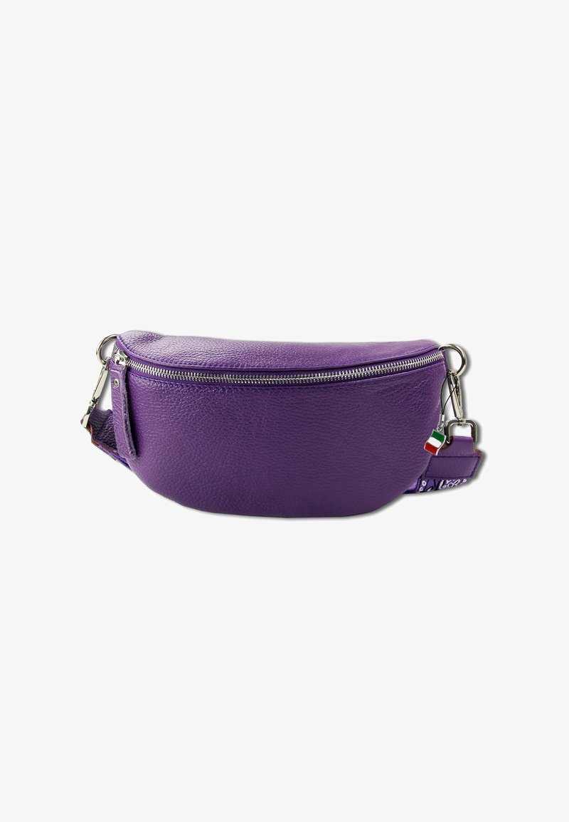 Sac banane en cuir violet avec fermeture éclair argentée et sangle réglable, orné d'un petit pendentif drapeau italien sur fond blanc.