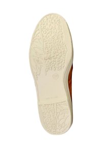 Suola di una scarpa, caratterizzata da un design in gomma bianca testurizzata con motivi di cerchi e foglie, etichettata con la taglia 37.