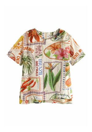 Chemise à manches courtes avec imprimés floraux tropicaux et fruits, feuilles de palmier, piments, et texte faisant référence au Brésil et à Rio de Janeiro.