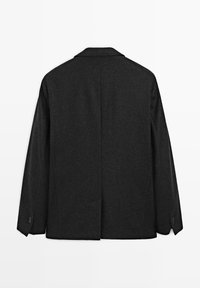 Dunkelgrauer Blazer mit Reverskragen, langen Ärmeln und einem mittigen Rückenschlitz. Verfügt über zwei Knöpfe an jedem Manschette und hat eine glatte Textur.