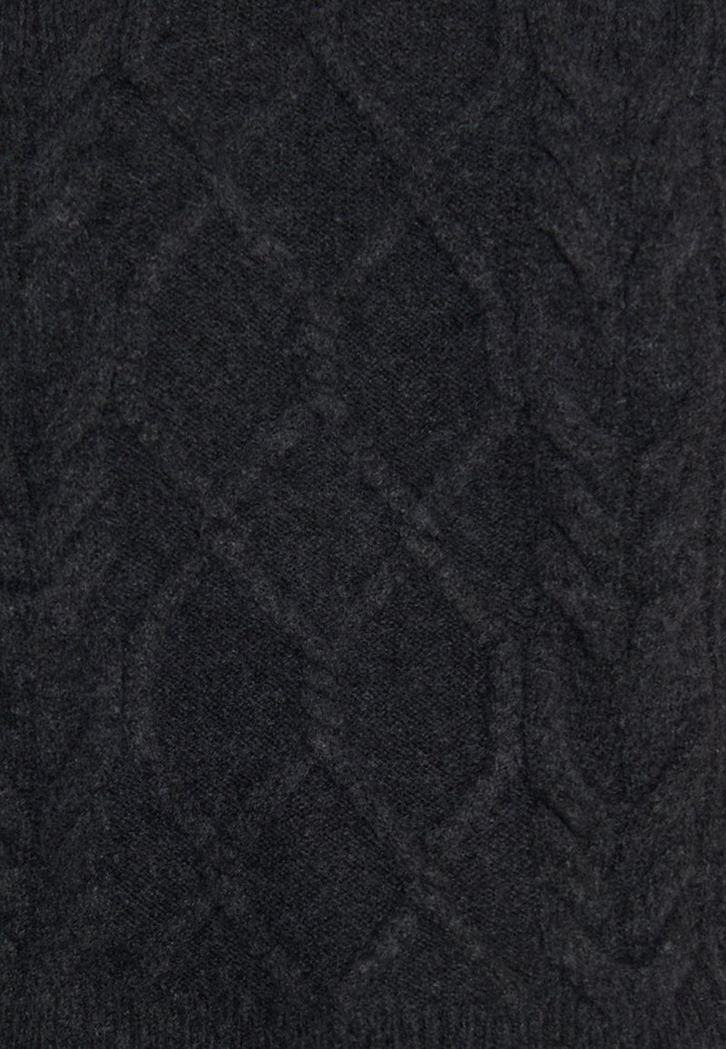 Schwarzer Strickstoff mit einem strukturierten Rautenmuster und erhabenen Kabeldetails, weicher Textur und mittlerem Gewicht.