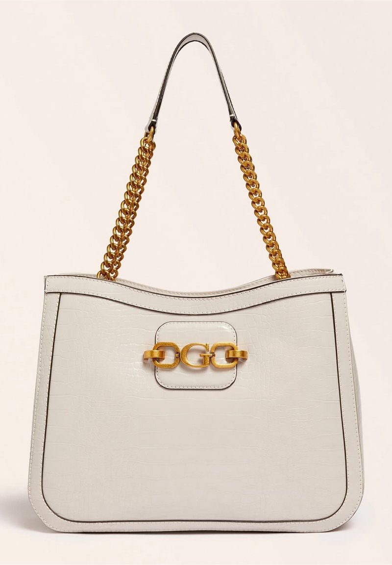 Bolso de mano de cuero blanco con un acabado texturizado, que presenta una parte superior curvada, asas de cadena dorada y un detalle de hardware dorado en la parte delantera.