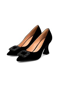 Zapatos de tacón alto de punta negra con tacones en bloque curvados y hebillas cuadradas adornadas con strass en la parte delantera.